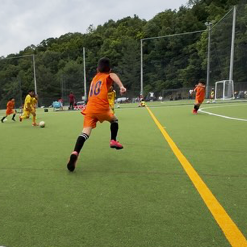 試合でプレーするジュニアチームの選手