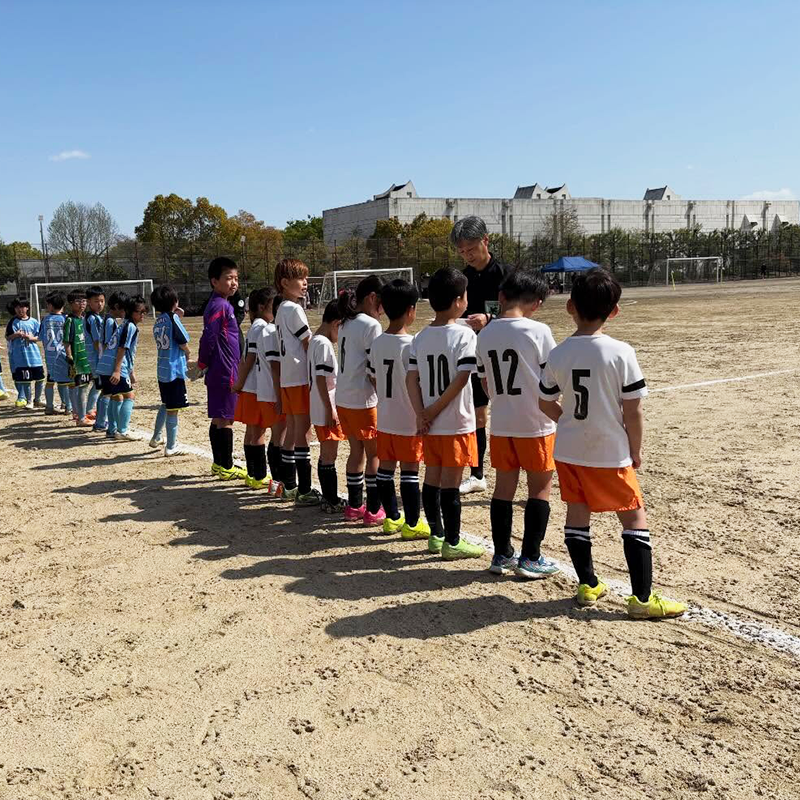 試合前に整列するジュニアチームの選手たち